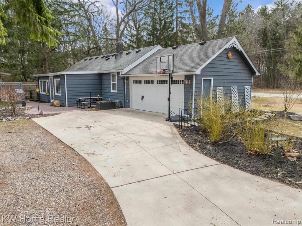 4215 Newton Road, Commerce Twp, MI 48390 — Photo 25