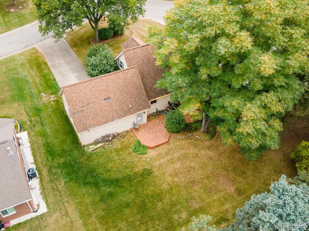 906 Dahlia Lane, Rochester Hills, MI 48307 — Photo 32