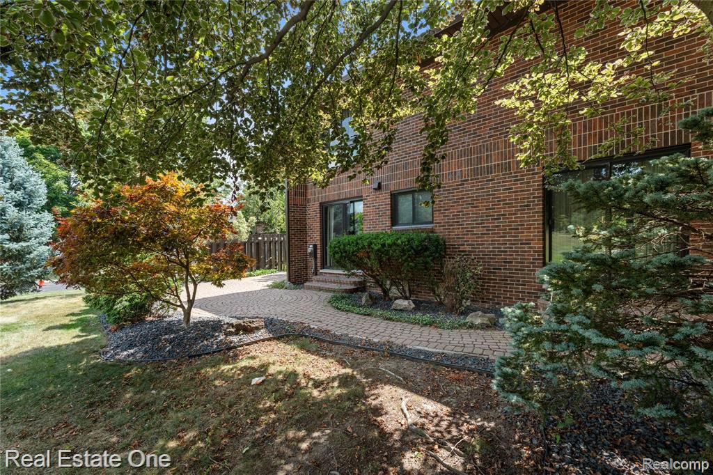2 Brookwood Lane, Dearborn, MI 48120 — Photo 22