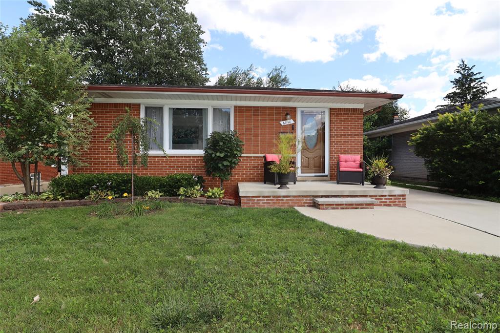 6840 N Silvery Lane, Dearborn Heights, MI 48127 — front exterior