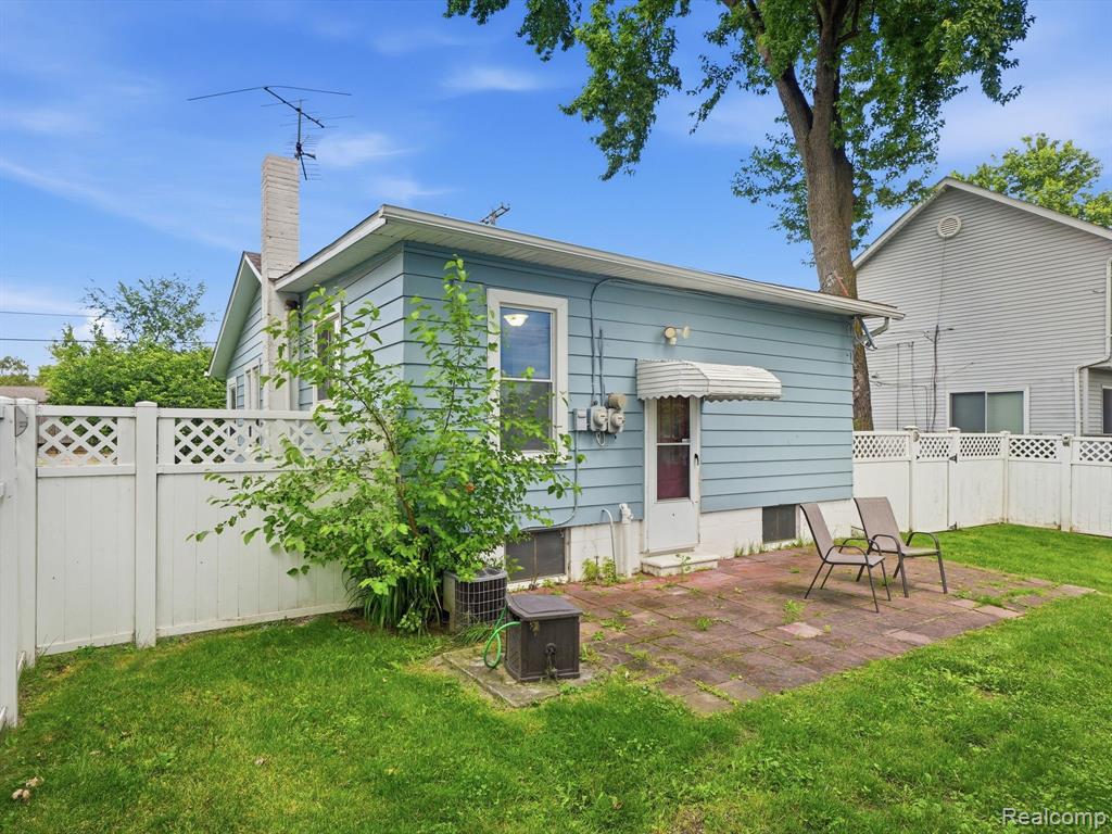 1728 Beechcroft Street, Keego Harbor, MI 48320 — Photo 24