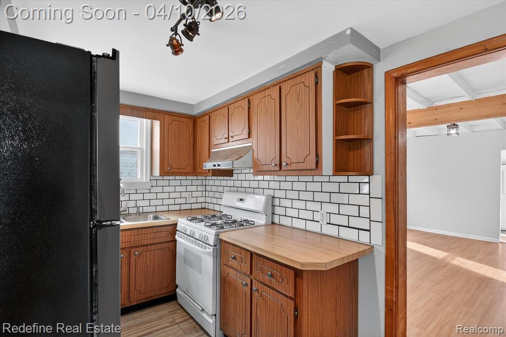 636 Thompson Lake Avenue, Howell, MI 48843 — Photo 12