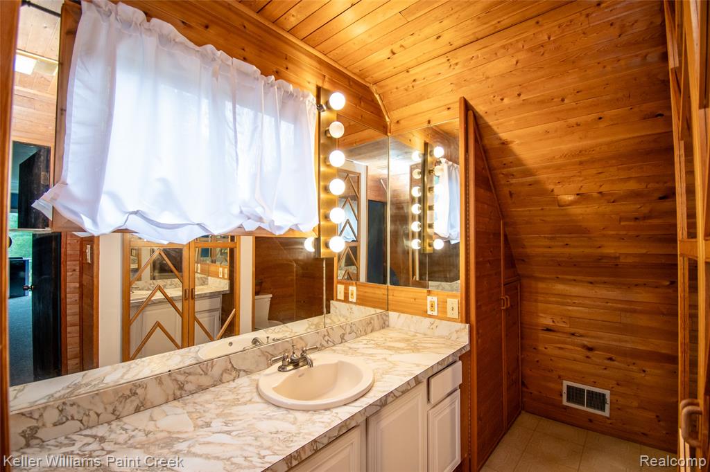 6903 Dandison Boulevard, West Bloomfield, MI 48324 — Photo 16