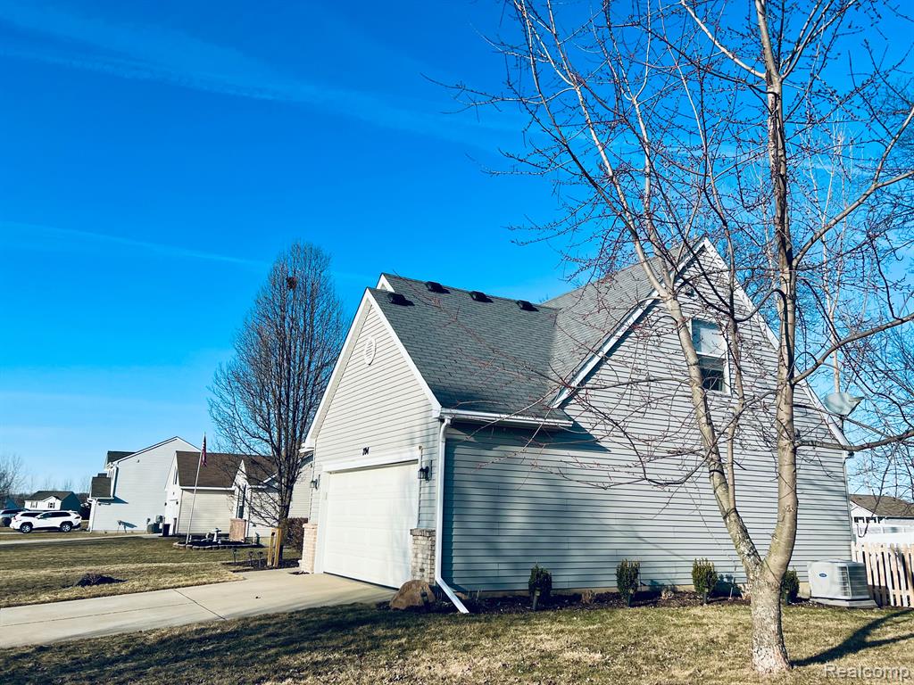 704 HAYSTACK Drive, Linden, MI 48451 — Photo 4