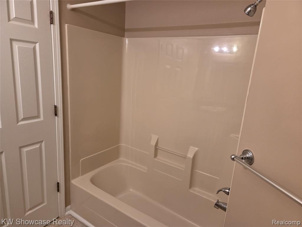 4031 Heatherwood Court Heatherwood Ct, Warren, MI 48092 — Photo 9