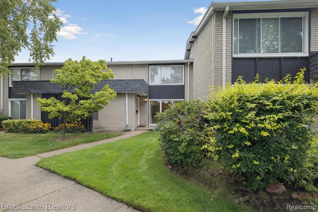 8721 Kennedy Circle North, 4, Warren, MI 48093 — Photo 2