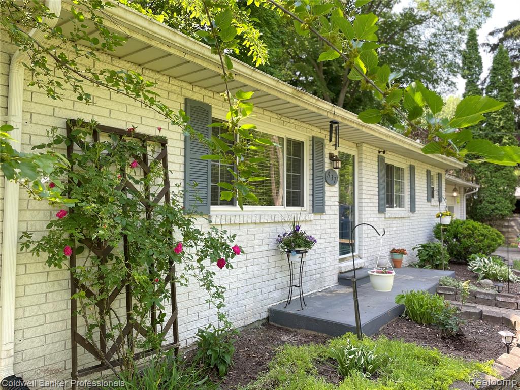 937 State Road, Fenton, MI 48430 — Photo 2
