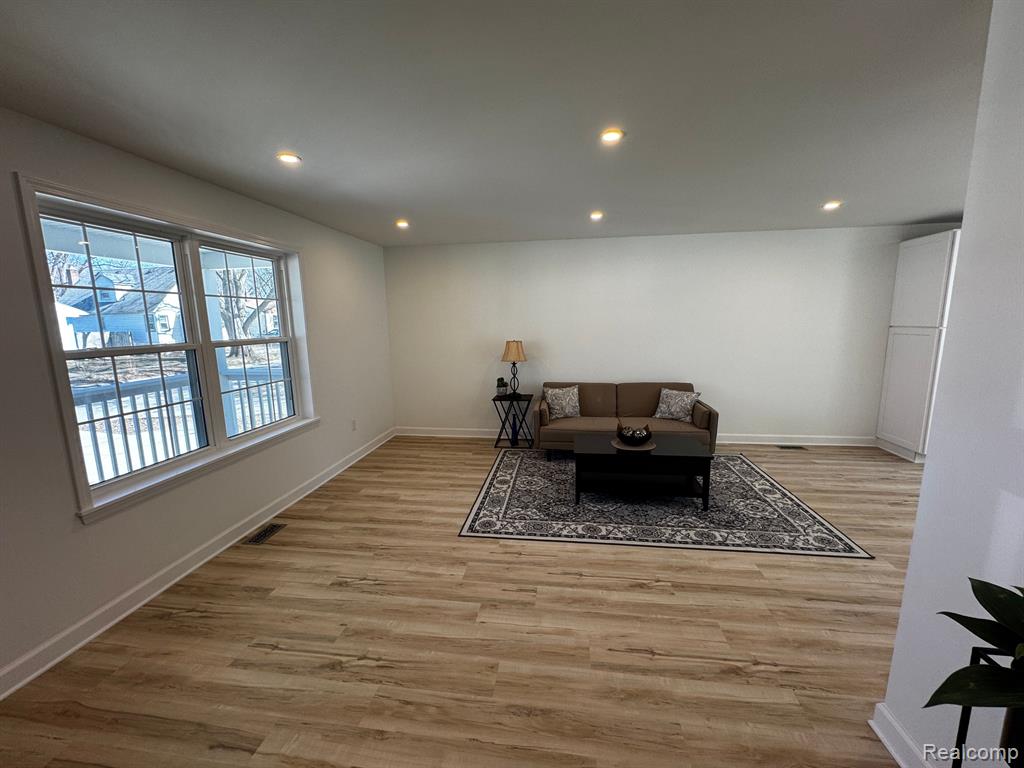520 E EVELYN Avenue, Hazel Park, MI 48030 — Photo 6