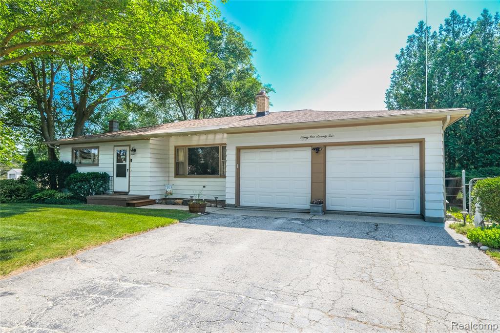 9175 Bernice Drive, Pinckney, MI 48169 — Photo 2