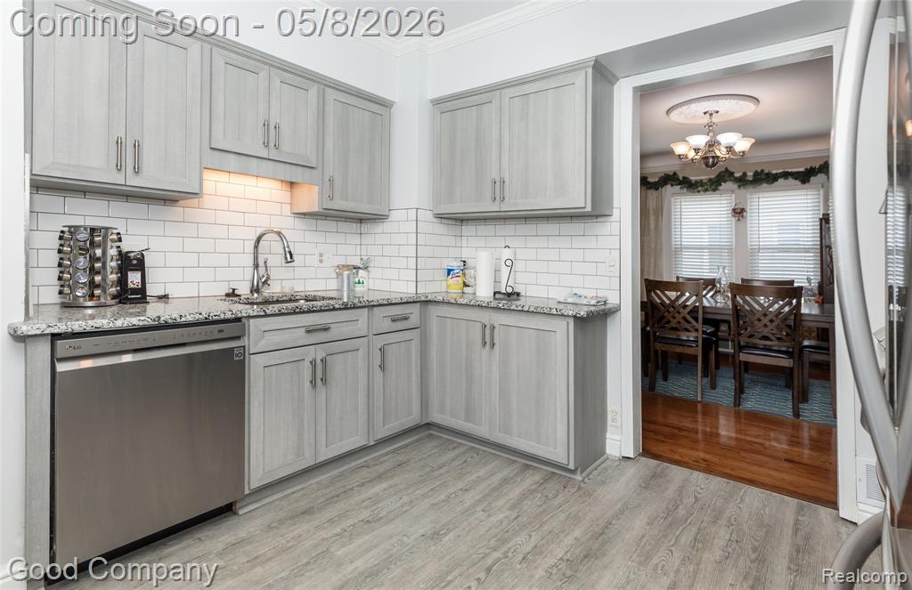 559 E Harry Avenue, Hazel Park, MI 48030 — Photo 8