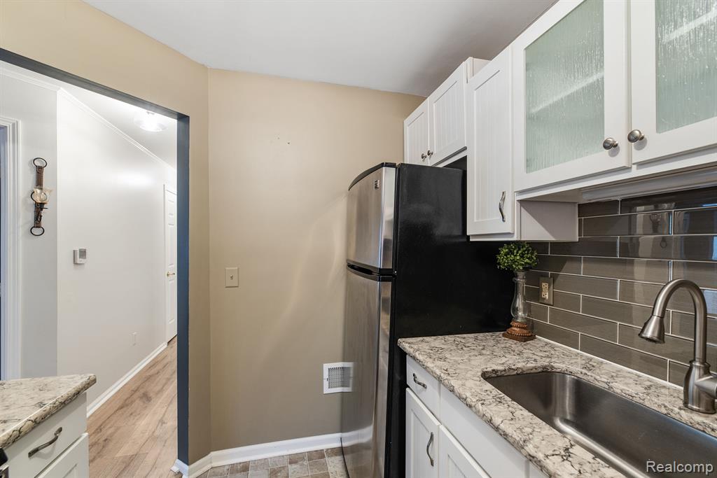 217 OAKBROOKE Drive, 2, South Lyon, MI 48178 — Photo 11