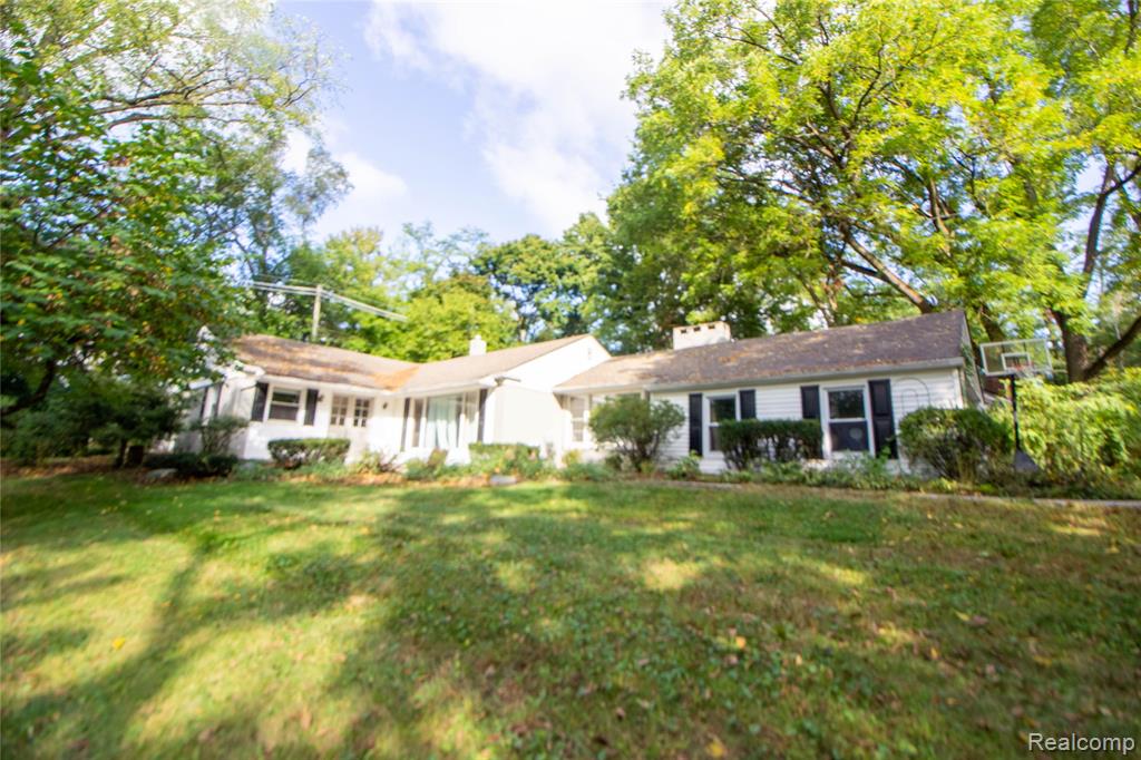 6160 Worlington Road, Bloomfield Hills, MI 48301 — front exterior
