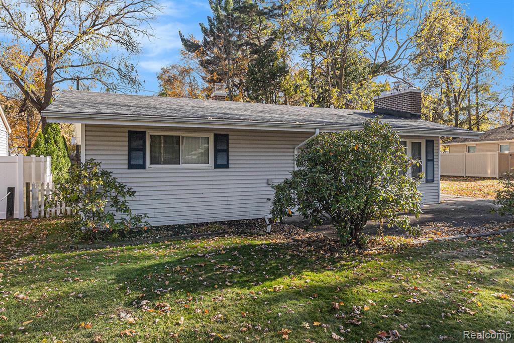 941 Marvell Place, Waterford, MI 48327 — Photo 18