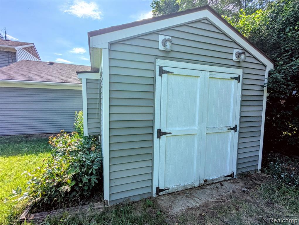 2316 Crescent Lake Road, Waterford, MI — Photo 15