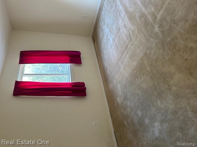 942 Hogarth Avenue, Waterford, MI 48328 — Photo 15
