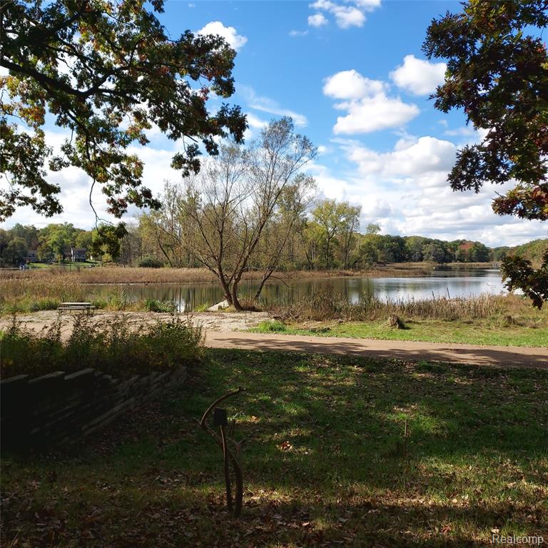 9940 S Big School Lot Lake Road, Holly, MI 48442 — front exterior