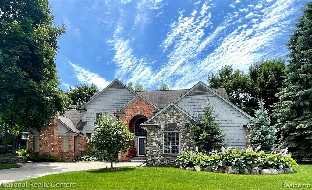 3103 Pine Tree Court W, Waterford, MI 48329