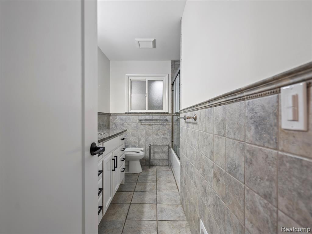 8211 Saint John Street, Utica, MI 48317 — Photo 11