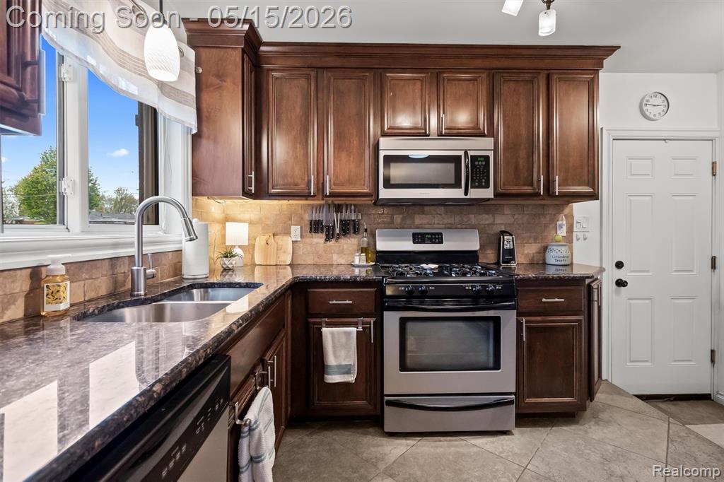 40769 Flagstaff Drive, Sterling Heights, MI 48313 — Photo 14