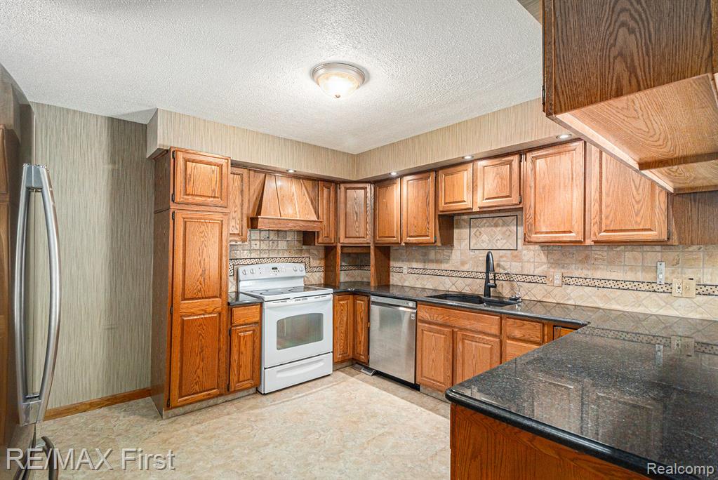 40034 Kristen Drive, Sterling Heights, MI 48310 — Photo 4