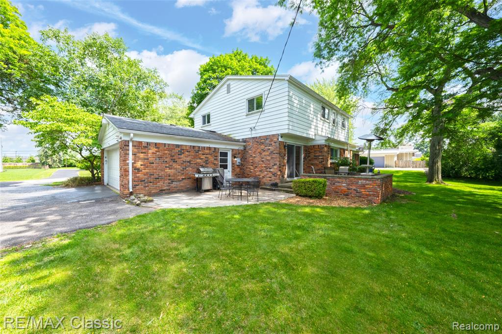 6638 Woodbank Drive, Bloomfield Hills, MI 48301 — Photo 31