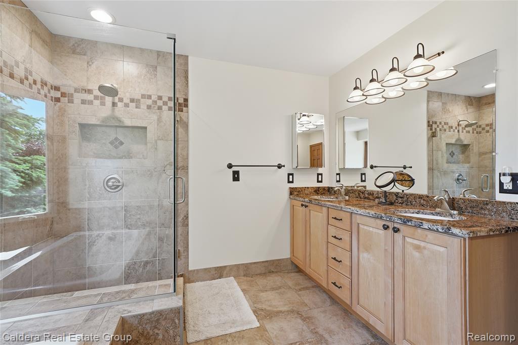 8915 Chestnut Run Drive, Utica, MI 48317 — Photo 37