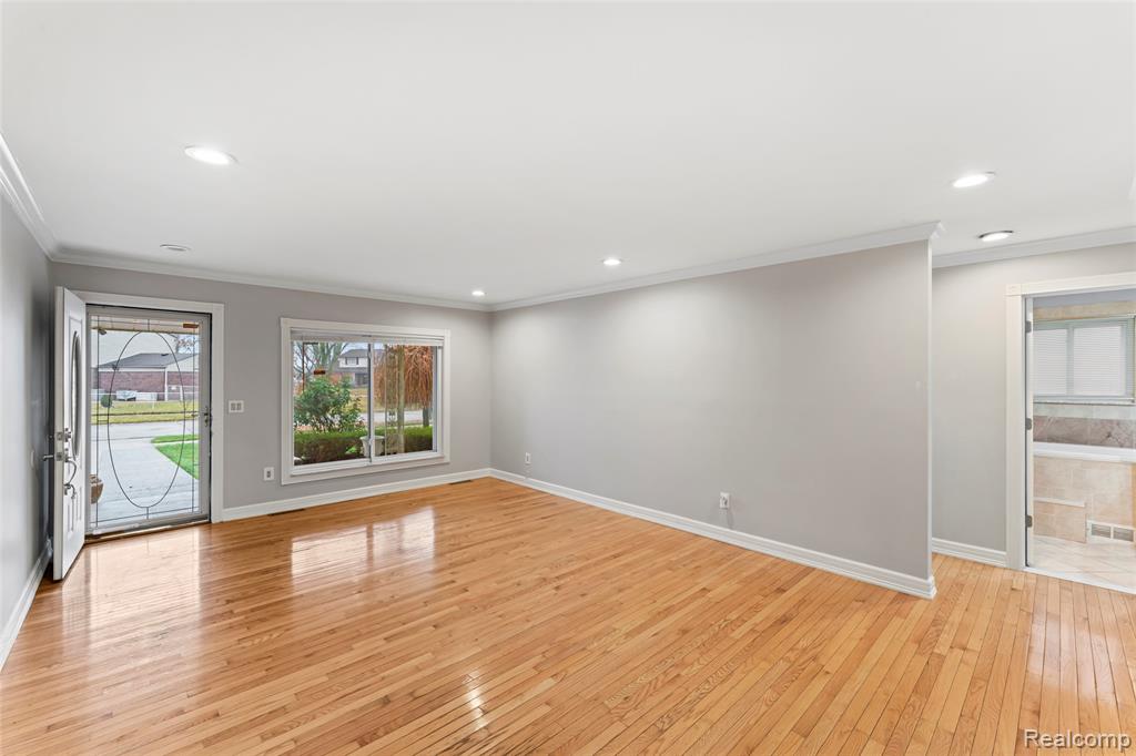 4822 Peachtree Drive, Sterling Heights, MI 48310 — Photo 11