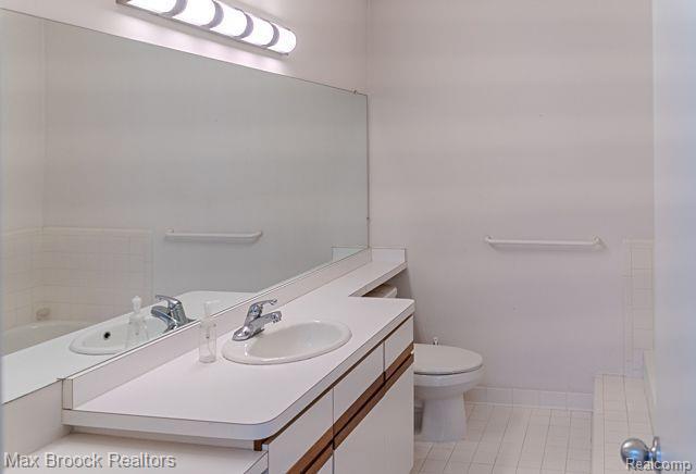 4275 FOXPOINTE Drive, West Bloomfield, MI 48323 — Photo 16