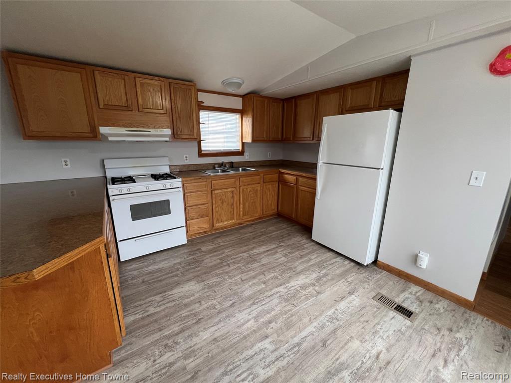 7130 Mapleview Circle, 68, Brown, MI 48416 — Photo 16