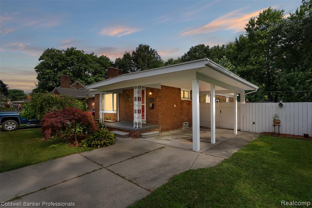 22101 Mauer Street, Saint Clair Shores, MI 48080