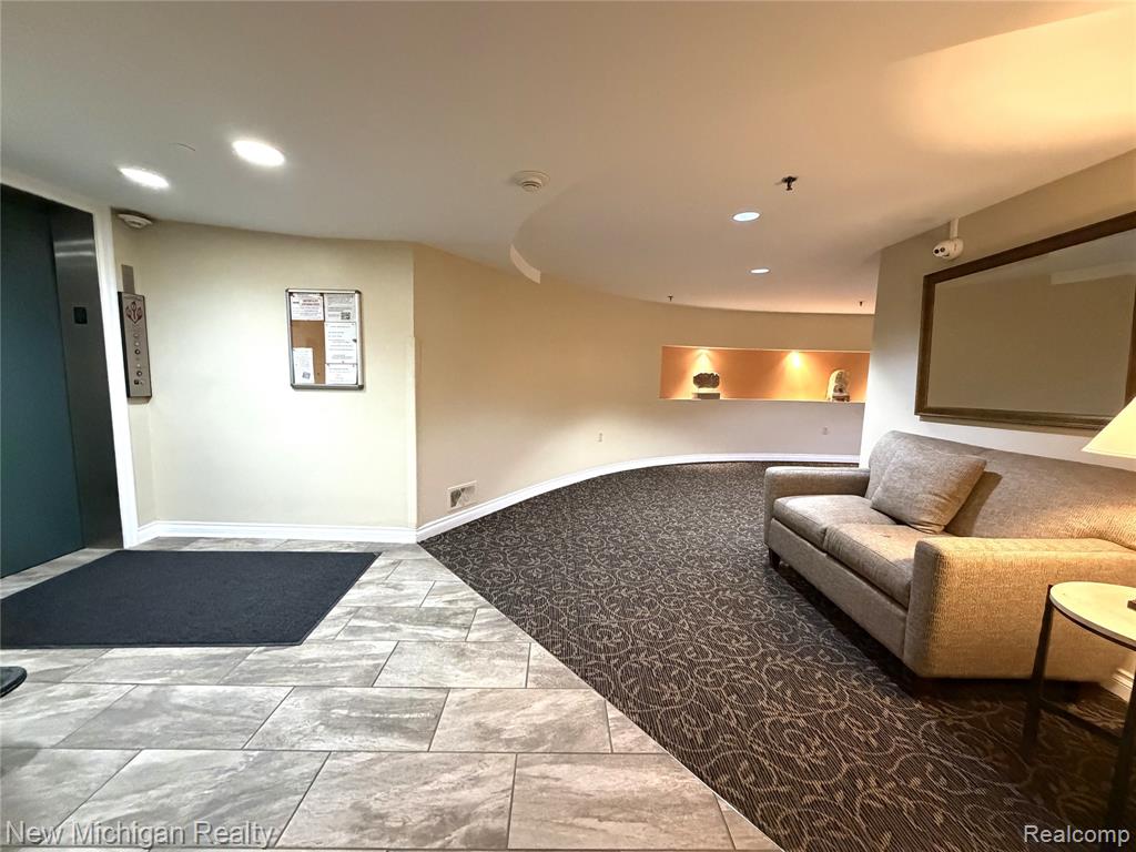 43000 12 Oaks Crescent Drive, 2033, Novi, MI 48377 — Photo 38