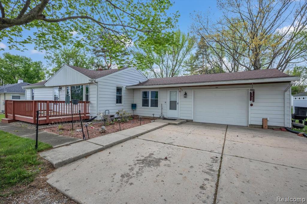 1084 E Grand Blanc Road, Grand Blanc, MI 48439 — front exterior
