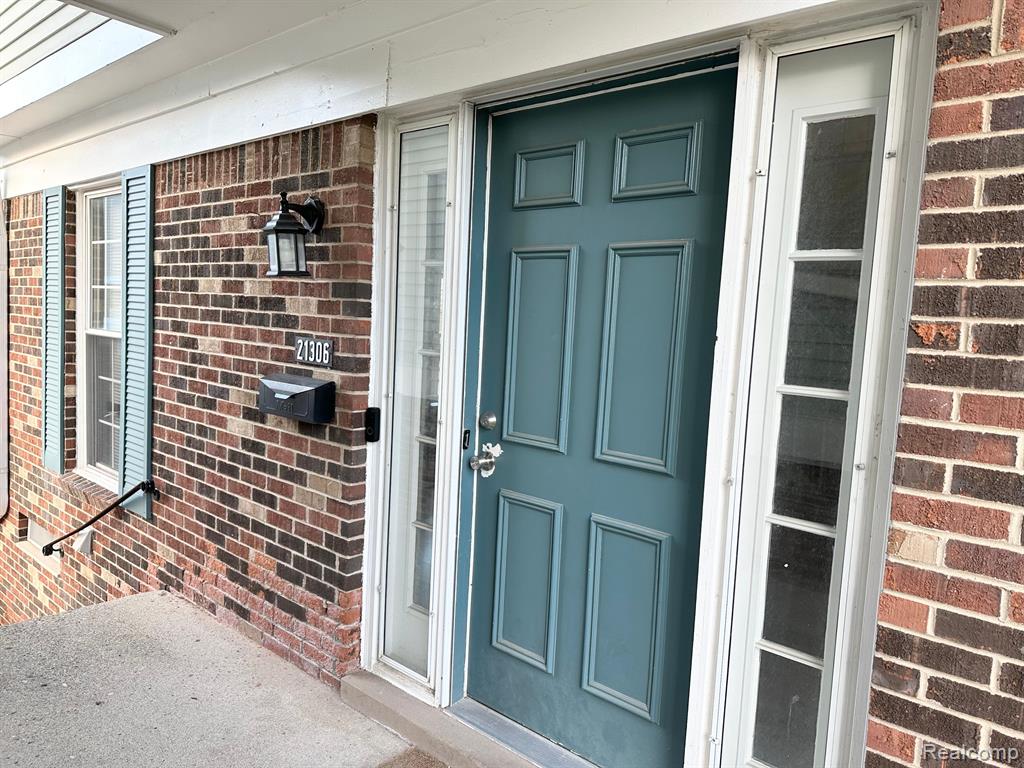 21306 E GLEN HAVEN Circle, Northville, MI 48167 — Photo 2