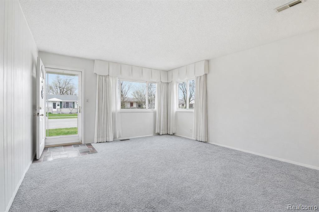 5221 Worchester Drive, Swartz Creek, MI 48473 — Photo 4