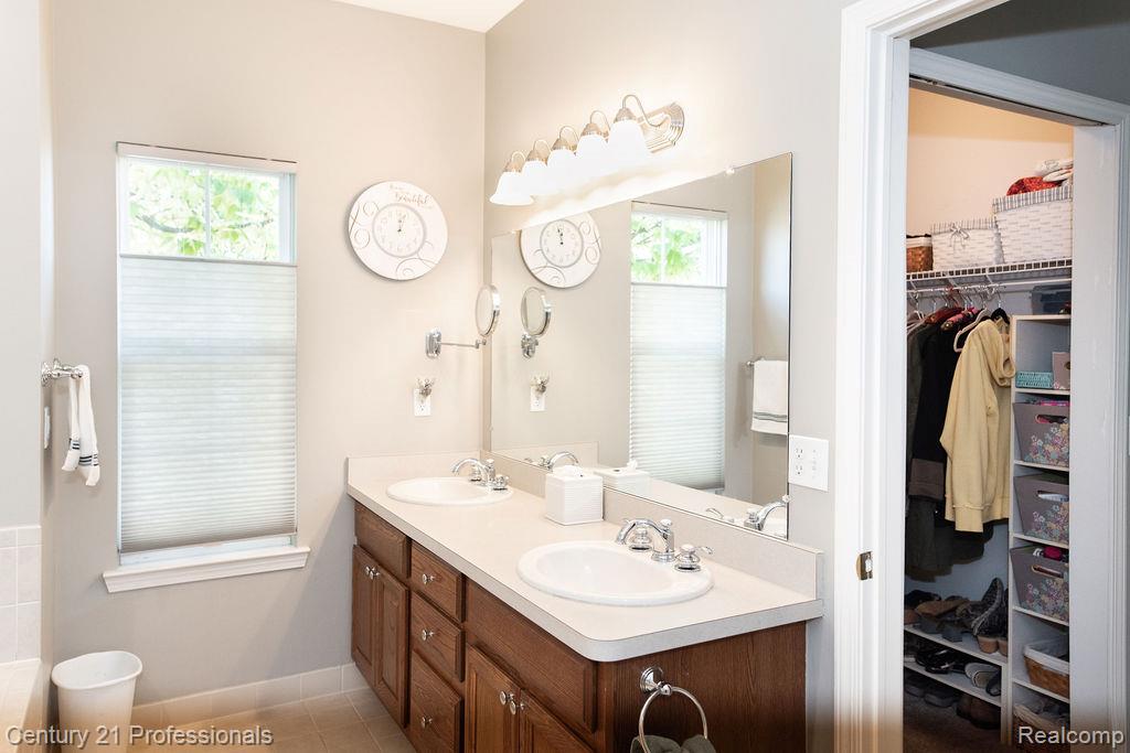 767 E Bluff Court, Rochester Hills, MI 48307 — Photo 29