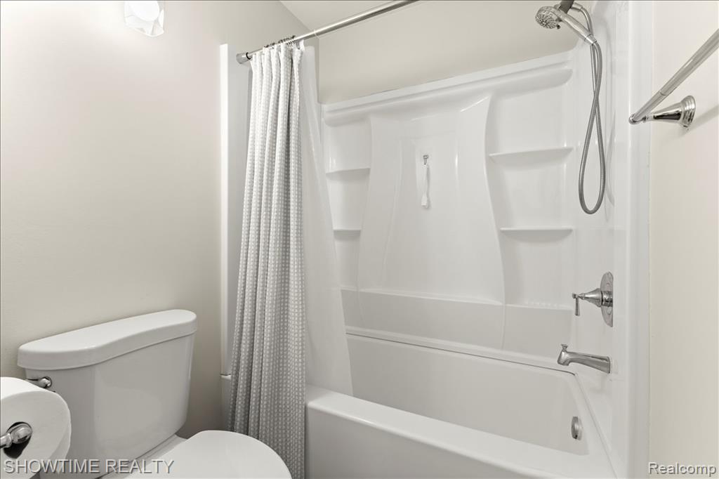 2425 Torquay Avenue, 101, Royal Oak, MI 48073 — Photo 17