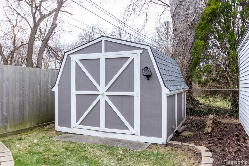 911 MAYFIELD Drive, Royal Oak, MI 48067 — Photo 8