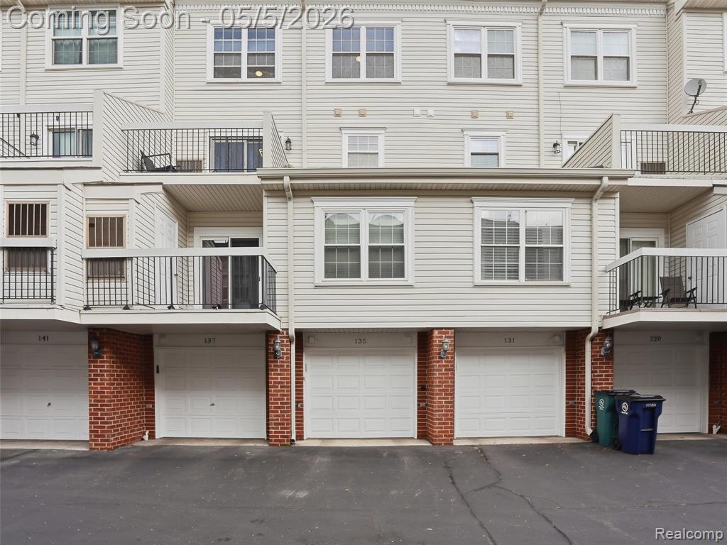 135 W Kenilworth Avenue, Royal Oak, MI 48067 — Photo 22