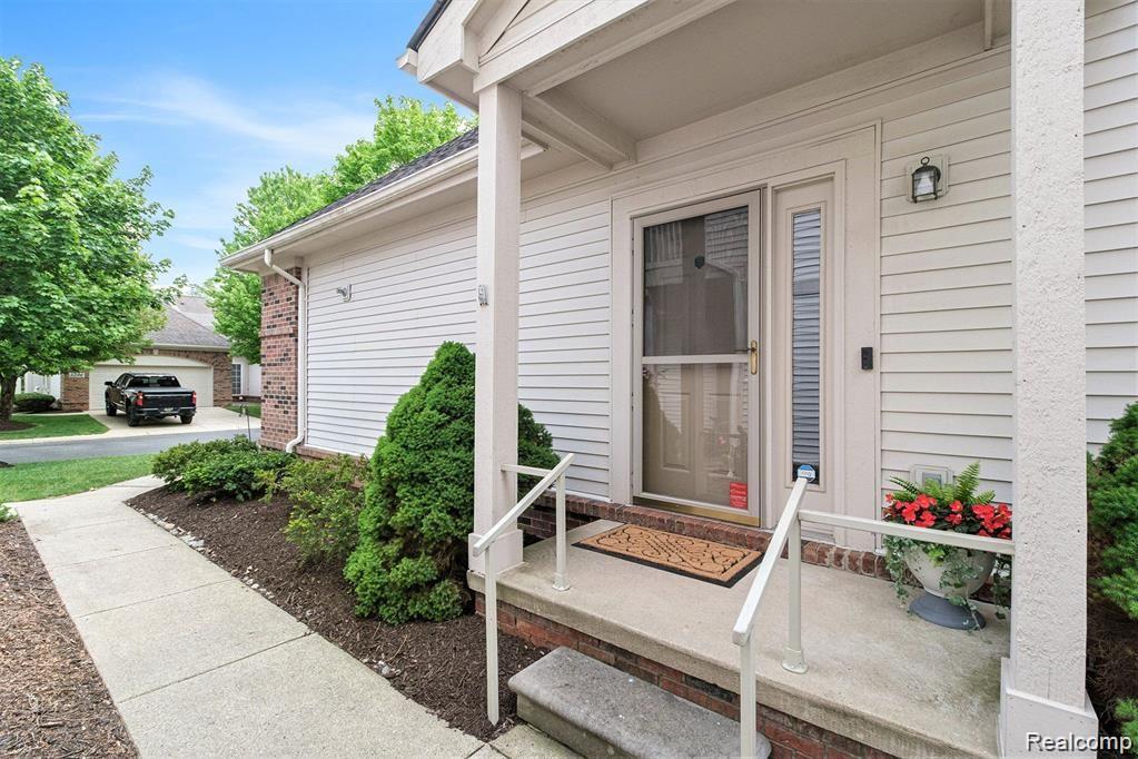 5307 S RIVER Drive, Commerce Twp, MI 48382 — Photo 4