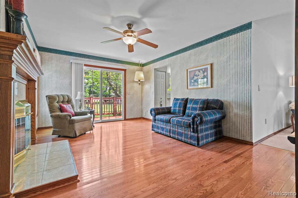 9076 Wildwood Lake Dr, Whitmore Lake, MI 48189 — Photo 5