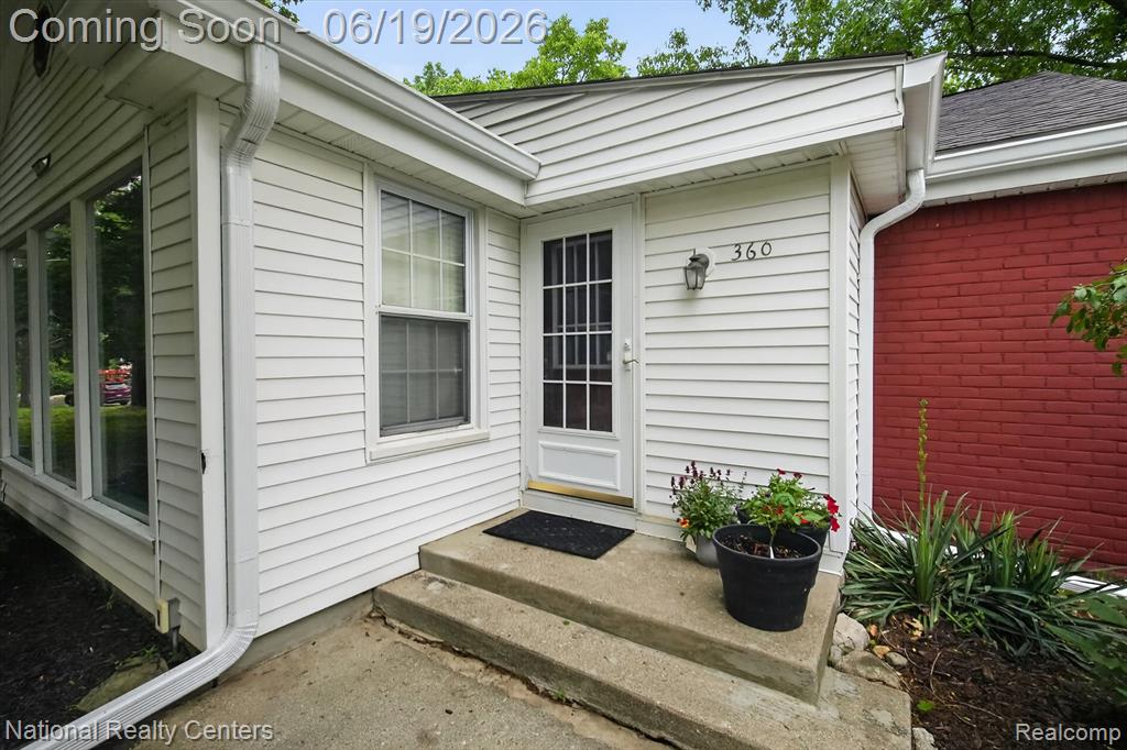 360 Woodland Drive, South Lyon, MI 48178 — Photo 8
