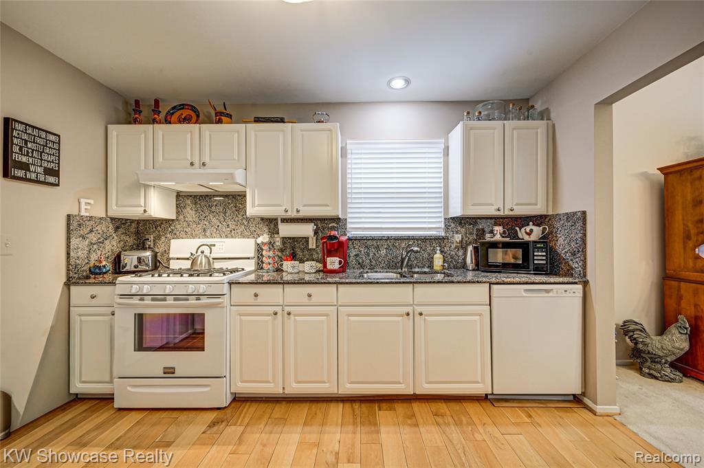 458 N Oak Drive, Commerce Twp, MI 48390 — Photo 19