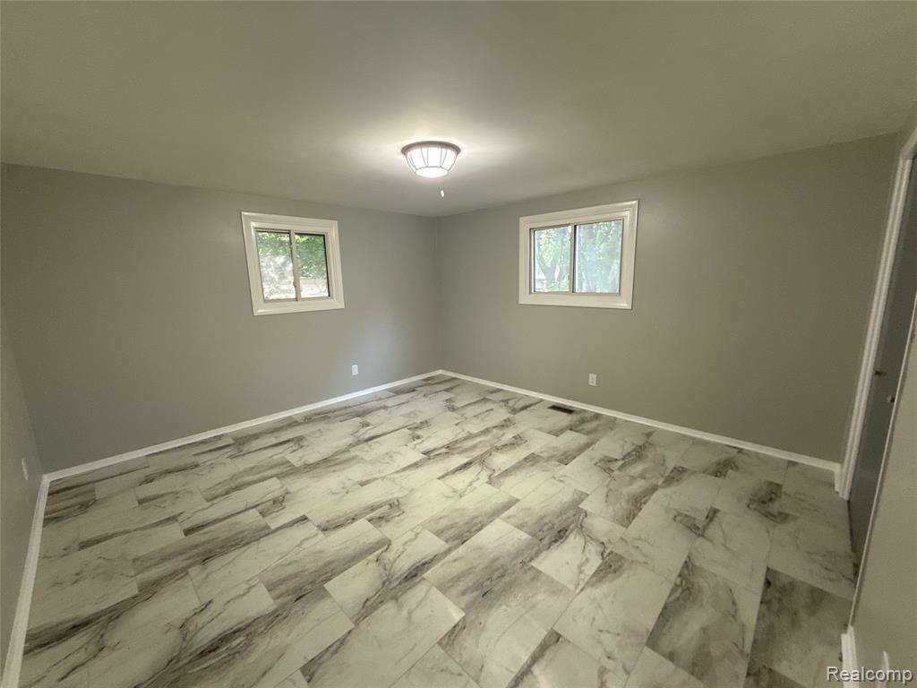 3308 Spring Valley Drive, Flint, MI 48504 — Photo 12