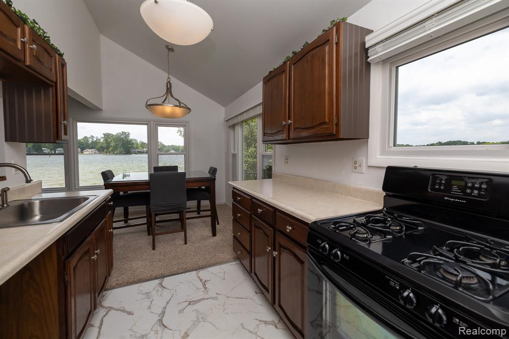 8691 Cooley Lake Road, Commerce Twp, MI 48382 — Photo 12