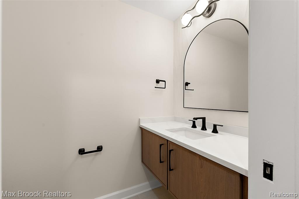 4525 Valleyview Drive, West Bloomfield, MI 48323 — Photo 11