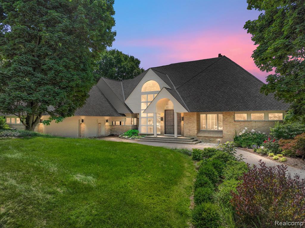 4733 W WICKFORD, Bloomfield Hills, MI 48302 — front exterior