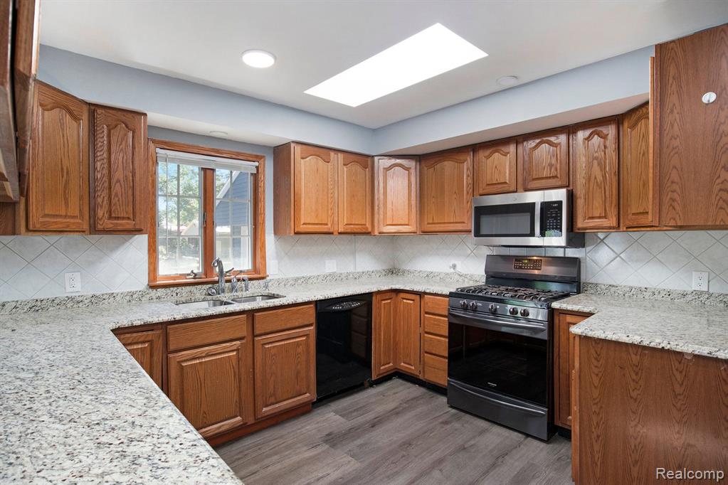 6075 LENNON Road, Swartz Creek, MI 48473 — Photo 9
