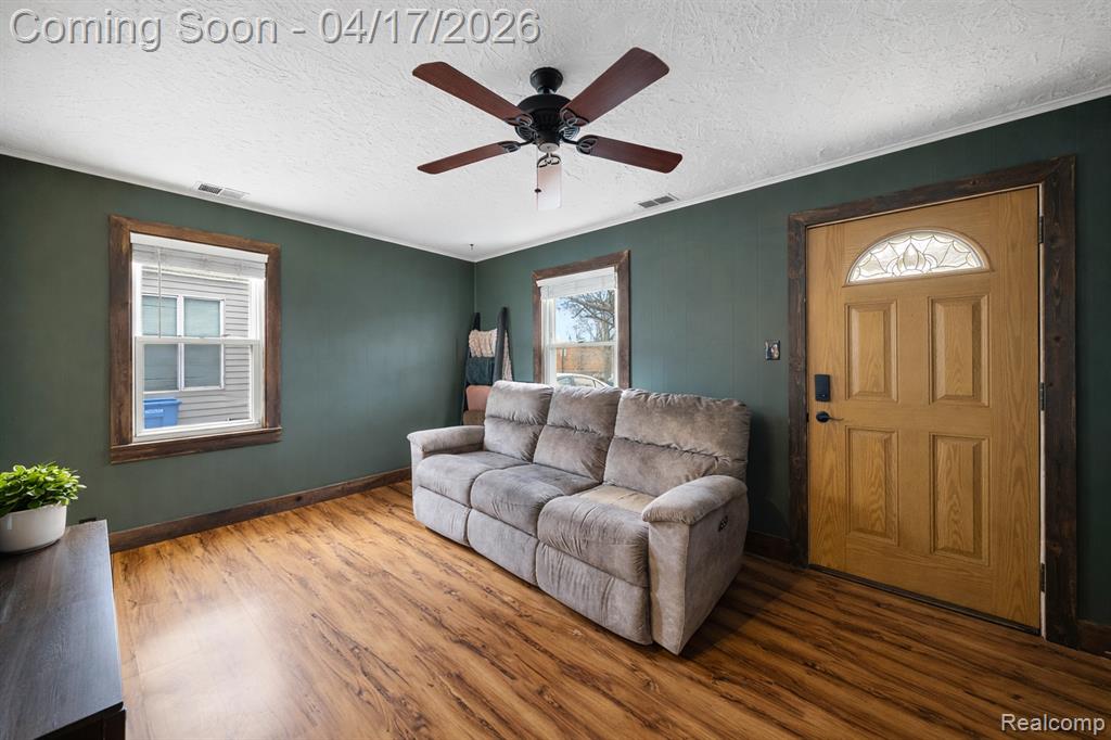 569 E Guthrie Avenue, Madison Heights, MI 48071 — Photo 4