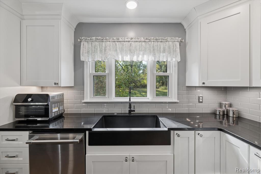 1283 Woodnoll Drive, Flint, MI 48507 — Photo 16