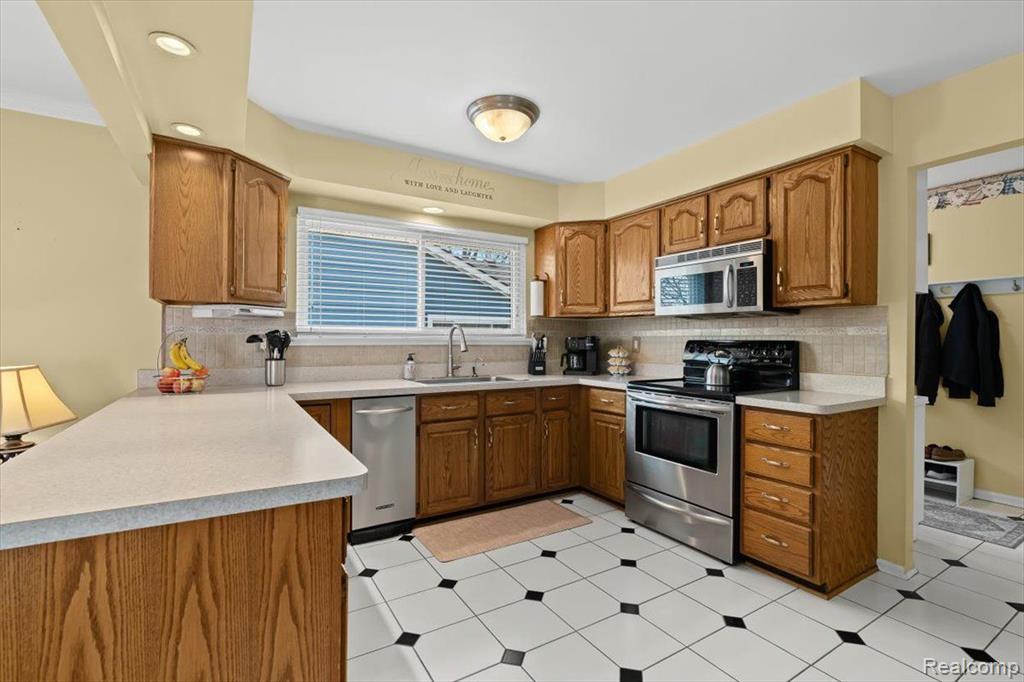 6544 POWDERHORN Drive, Canton, MI 48187 — Photo 10